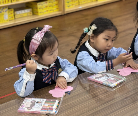 팔랑팔랑 나비를 색칠해요~